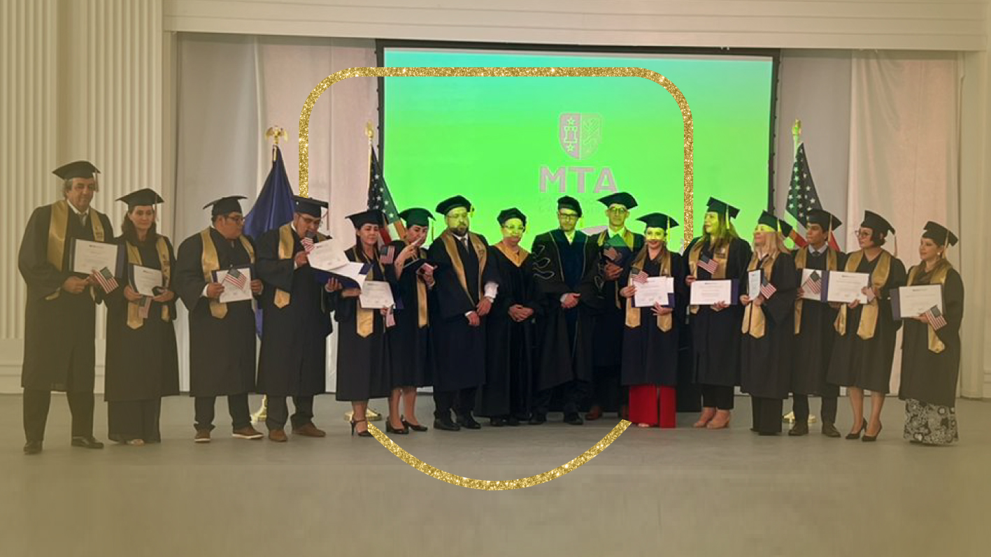 Graduación de la primera promoción